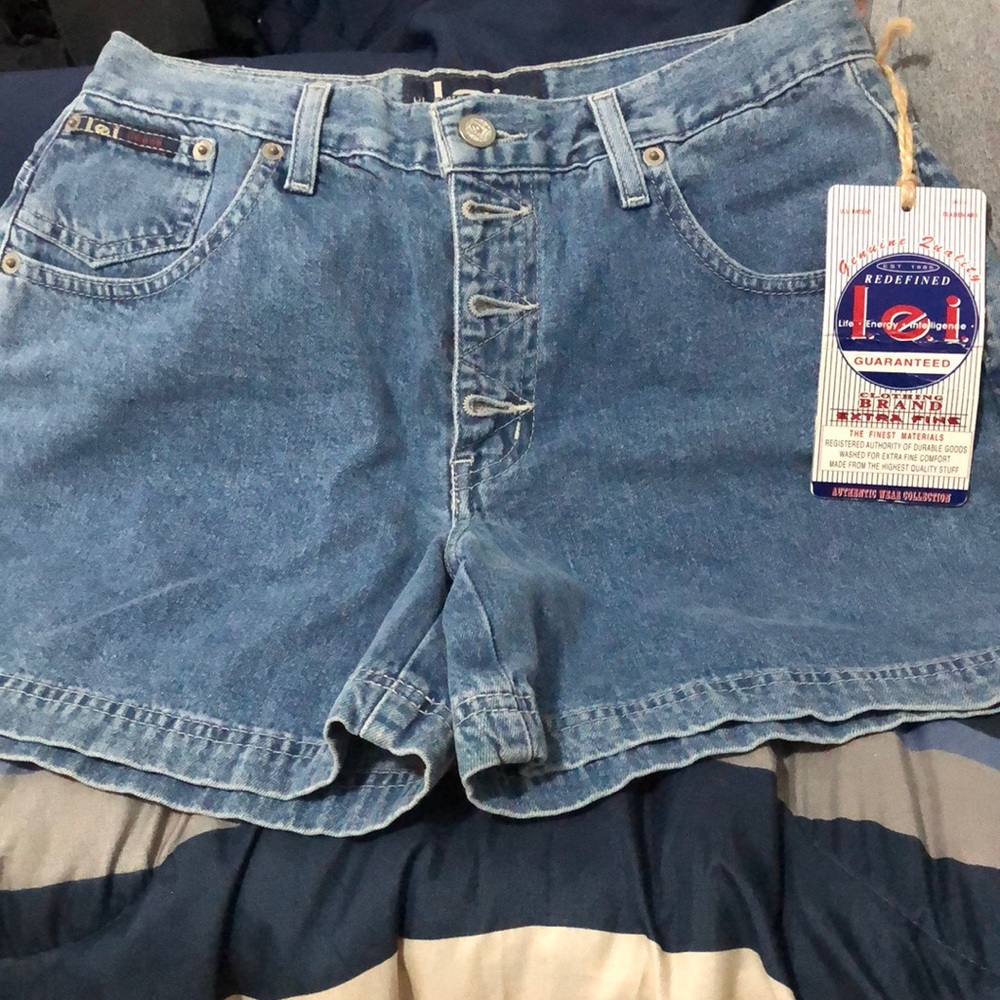 Lei shorts,brand new size 5. Very cute